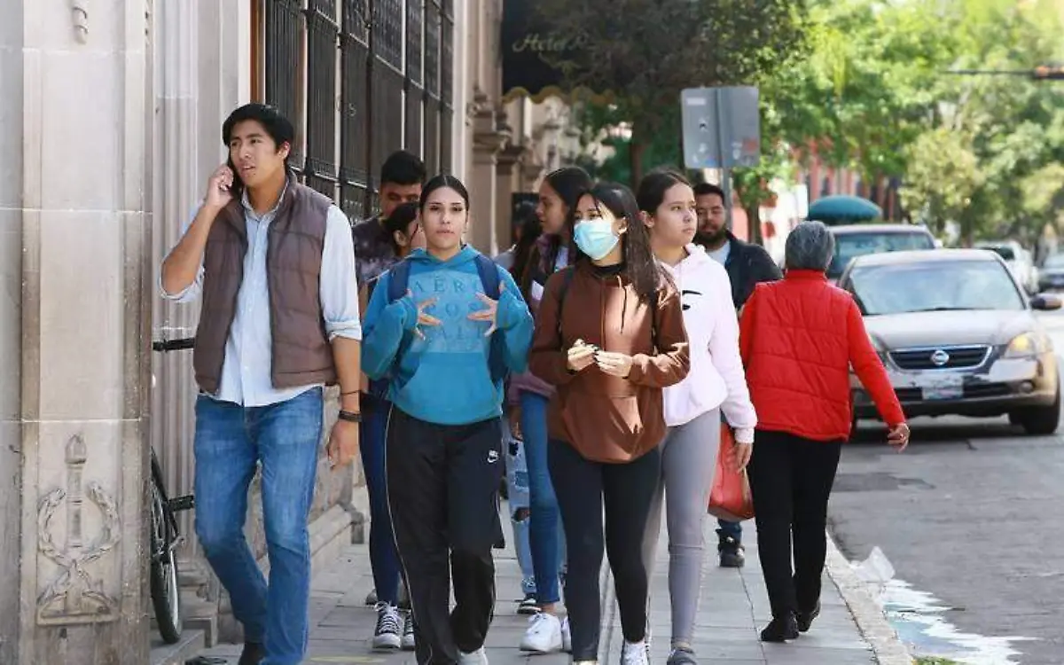 Jóvenes caminando en el Centro histórico